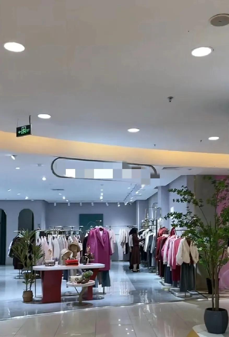 东营振华商厦的衣服真贵！


小瞧了振华商厦，原来女式服装比银座还贵，虽然搞活动