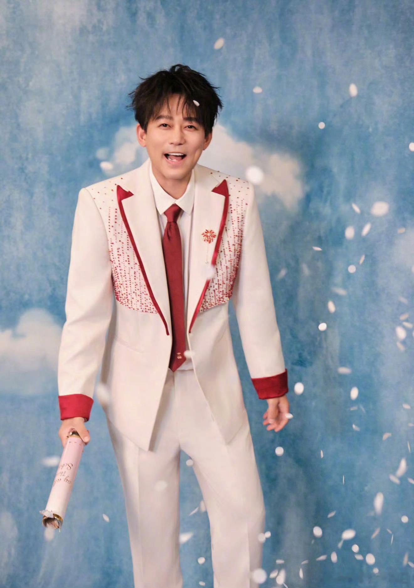 苏超十三队主打一个貌合神离 竞技感拉满！苏超十三队跨界舞台，主打一个貌合神离，少