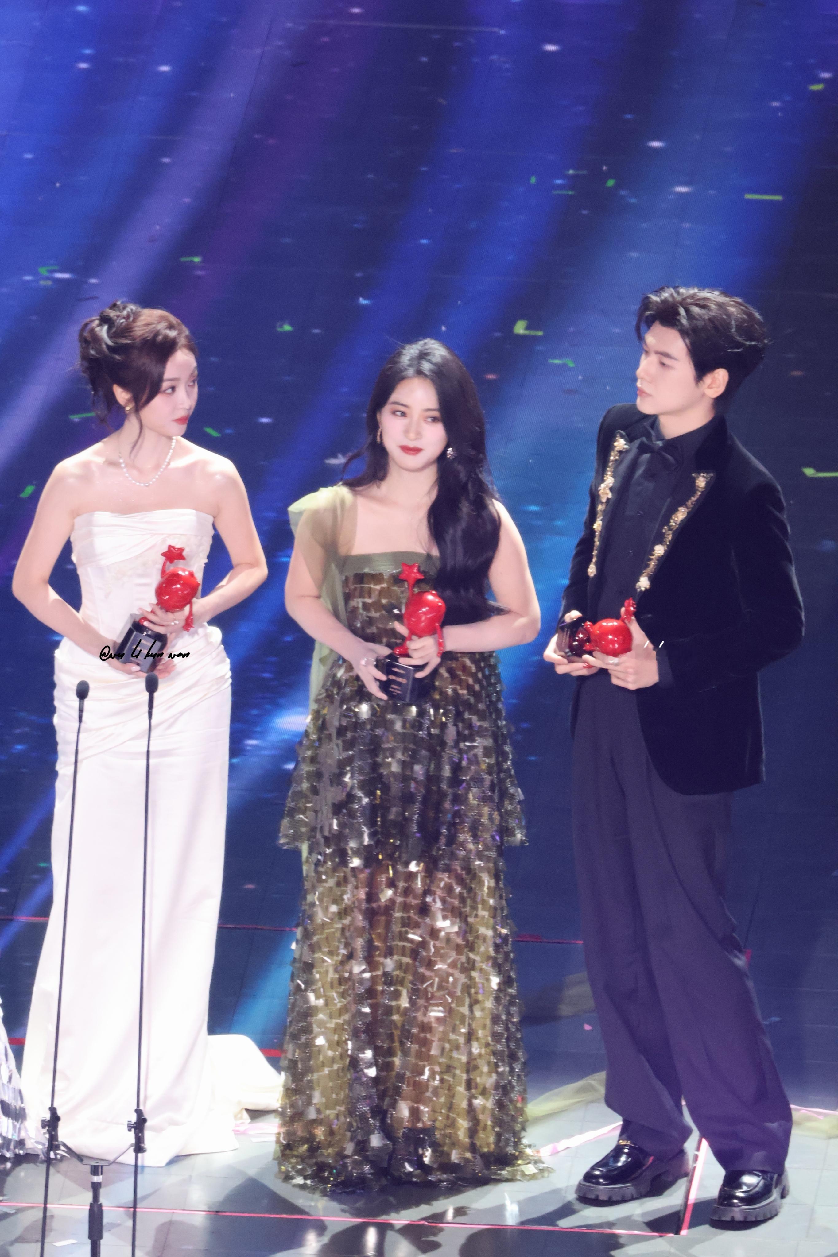 仪闻定情“你们对视的那一秒在想什么呢” 沈月吴宣仪翟潇闻一起领奖