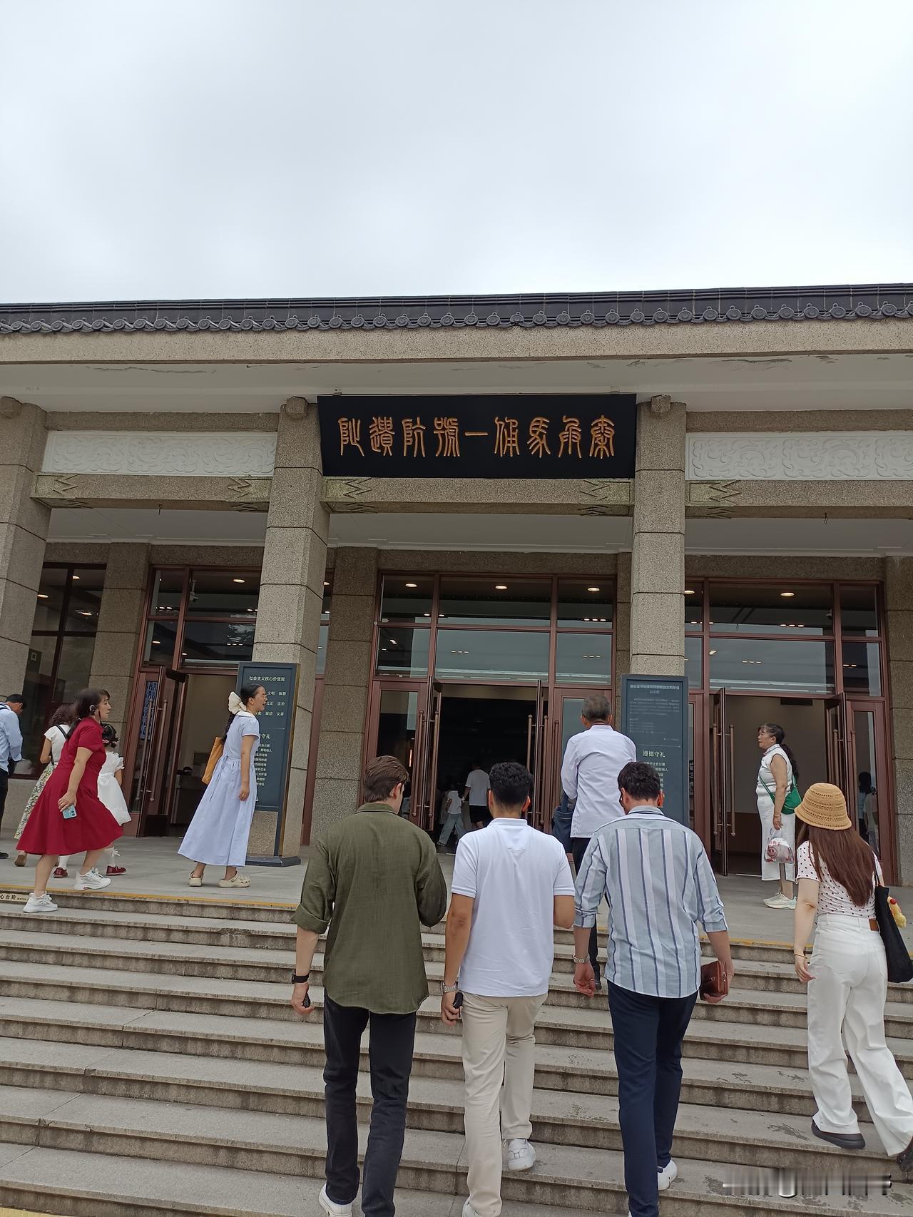 浅谈古代帝王陵
北京明朝十三陵，沈阳清朝皇太极北陵，后金努尔哈赤东陵，河南省巩义