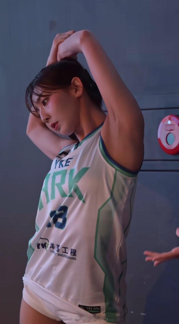 啦啦队队员睦那京加入了女侠队，左脚的脚法不错，体能不错。但是脚下频率有点儿慢啊。