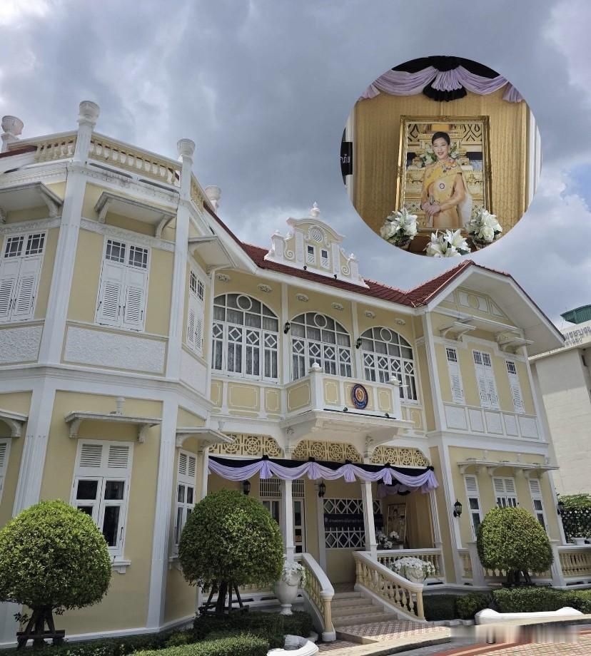 帕查拉公主生前开的咖啡馆，咖啡馆的墙壁上挂着帕查拉公主和母亲颂妃合影的画框，想她