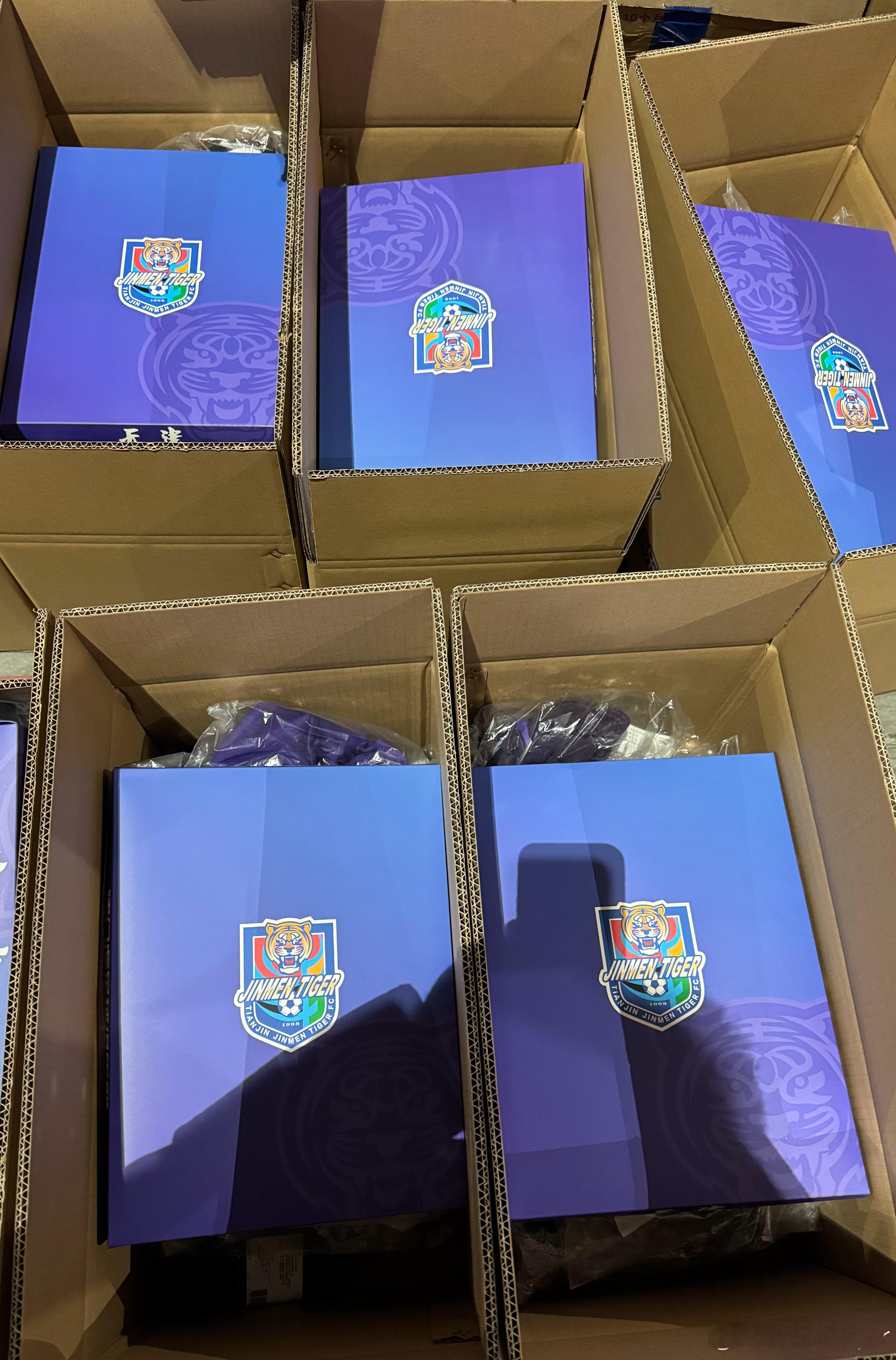 再提醒大家一下，收到盲盒开箱时一定主要别拿刀或剪刀划太深，以免伤到里面东西。一早