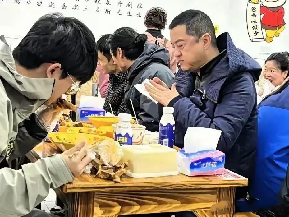 李亚鹏在小店里吃牛肉粉，和顾客拼桌一点没架子，看到这一幕李嫣会心疼吗？

李亚鹏