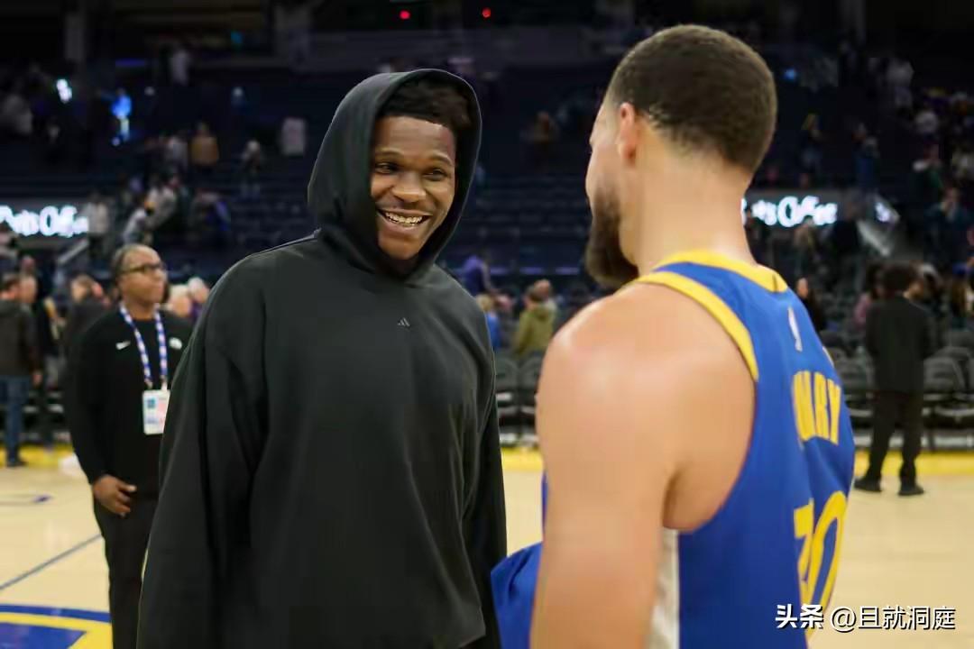 库里目前总三分球超过4200个，退役时有机会超过5000个，他表示爱德华兹和普尔