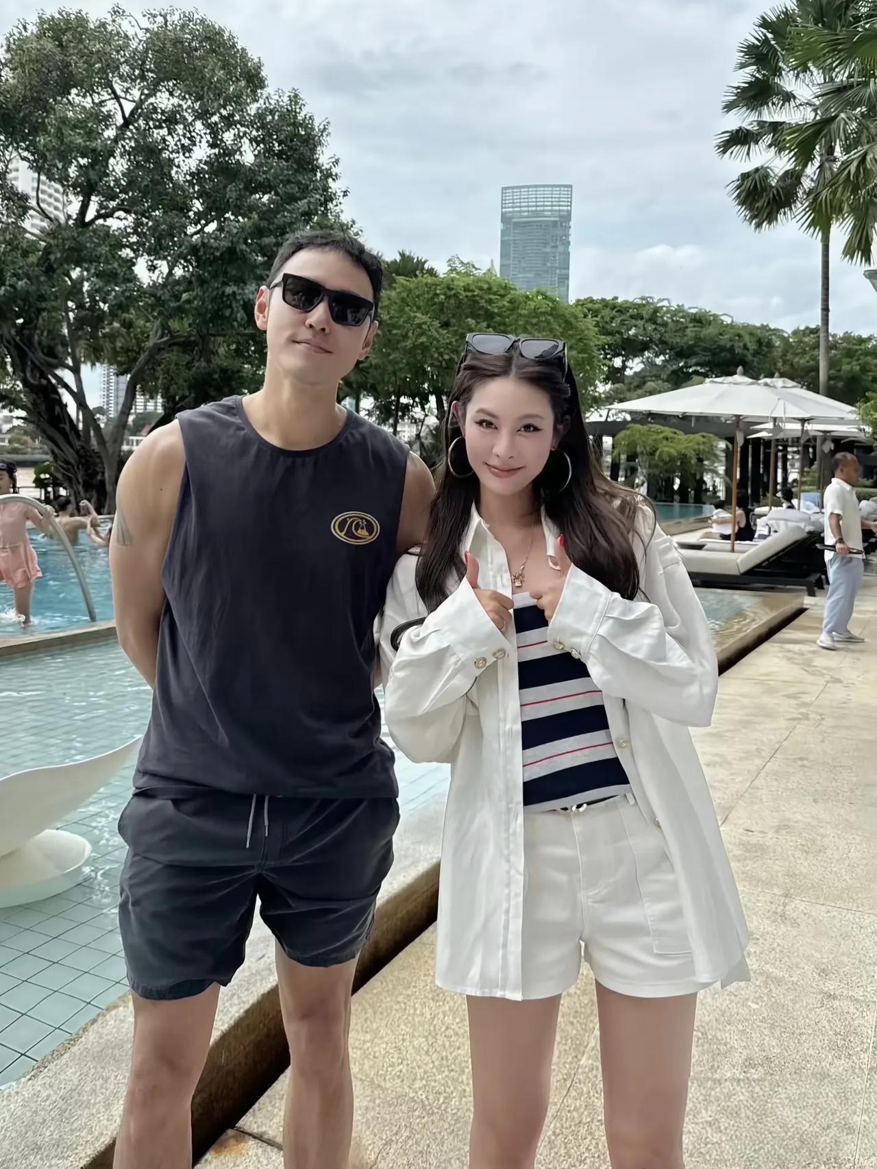 43岁阮经天在泰国曼谷旅游，穿着无袖上衣，穿衣显瘦脱衣有肉，身材练得太好了！看起