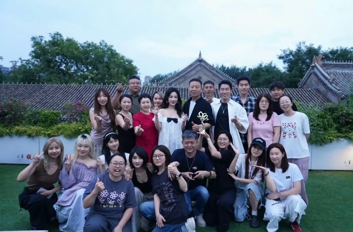 杨紫白玉兰庆功宴大合照 