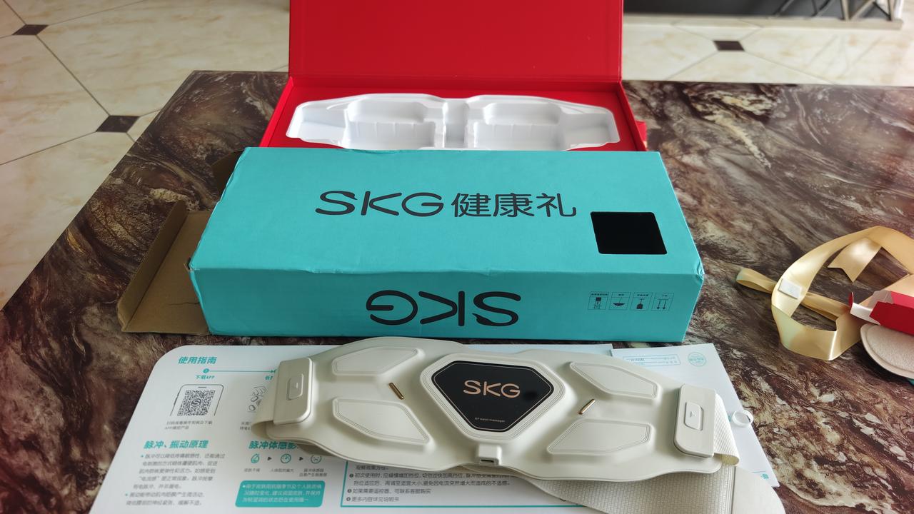 毛驴给我的父亲节礼物今天到了，是个腰部按摩仪，我在网上查，竟然要一千五百多！这也
