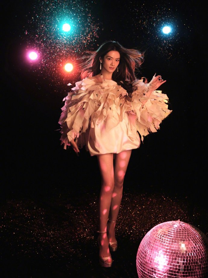 陈昊宇电梯神图 刚刷到这组出发路透，状态简直稳到不行。电梯顶光最考验皮肤的平整度