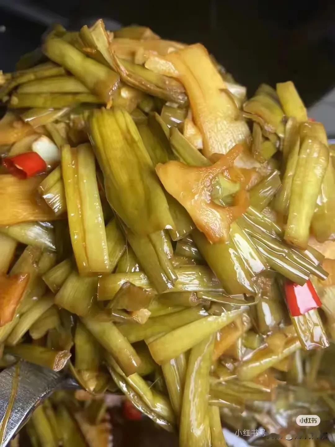 这个是广西特产菜，你知道他是叫什么菜吗？放点肥猪肉和辣椒下去炒，非常好吃下饭哟，