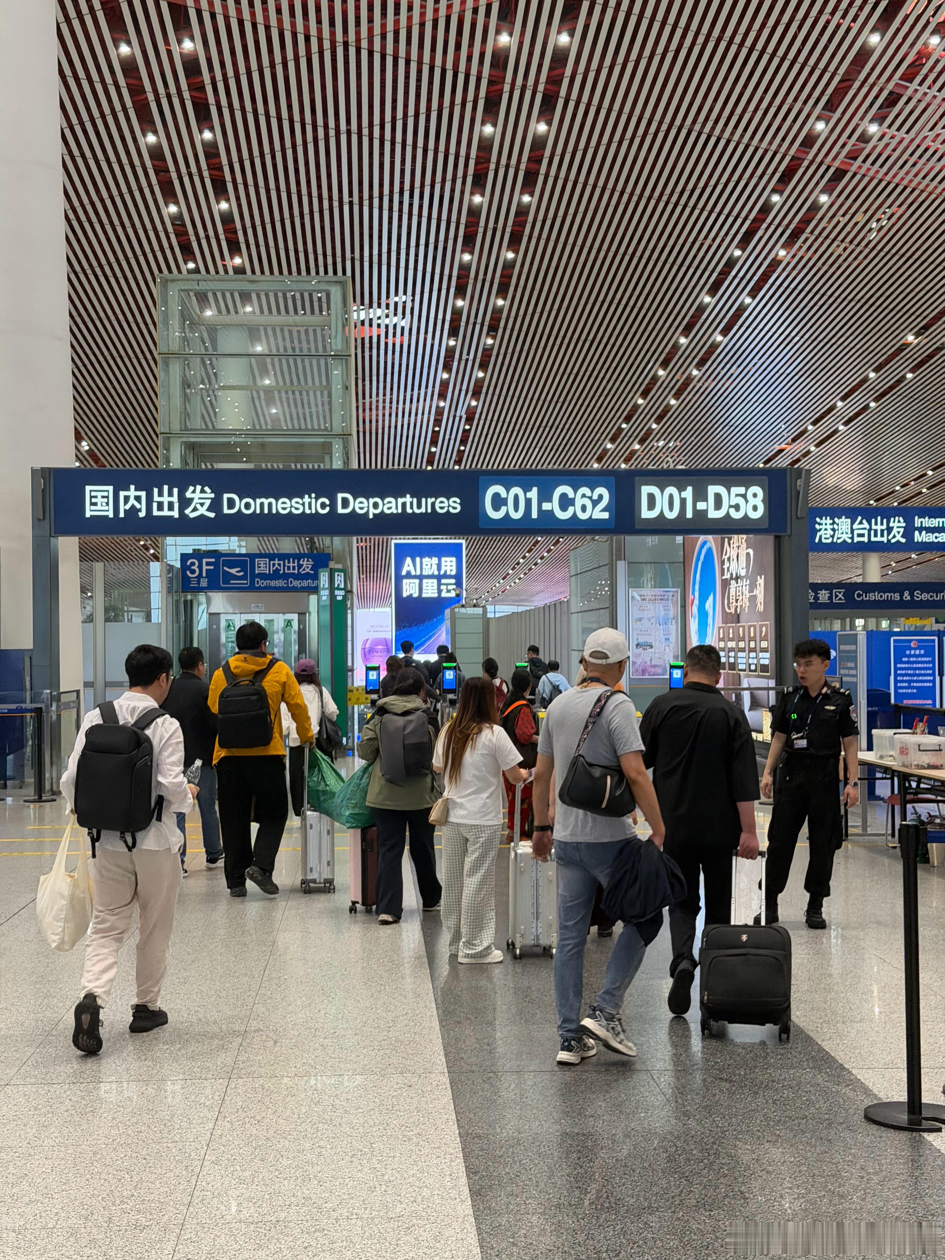 很久 很久 很久没有5点多起来赶早班机了。。就睡了仨小时 确实老了 晕晕乎乎的 