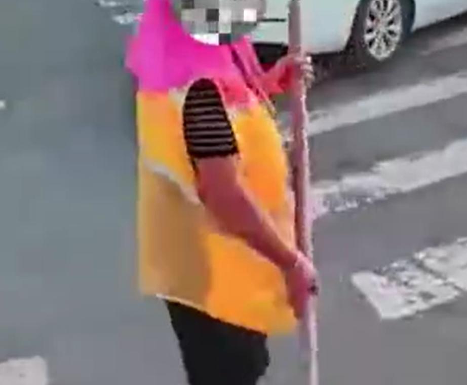 【江苏淮安一 物业：不允许私自收费】7月9日18时30分左右，在江苏省淮安市龙宫