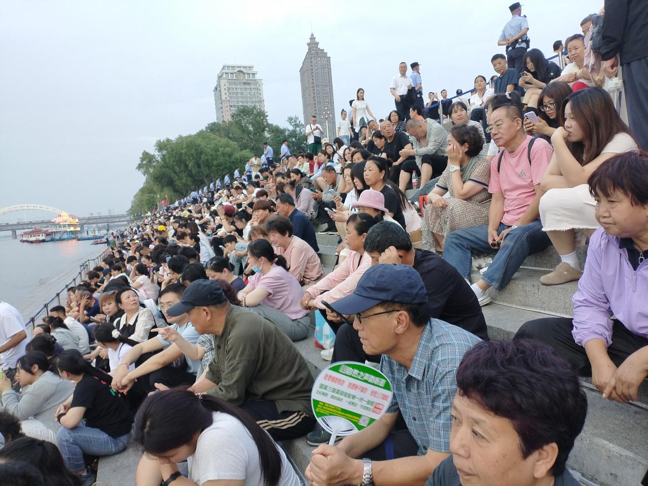 端午前夜江畔行
端午前夜，约上相伴多年的闺蜜，一同奔赴松花江边。防洪纪念塔下人潮