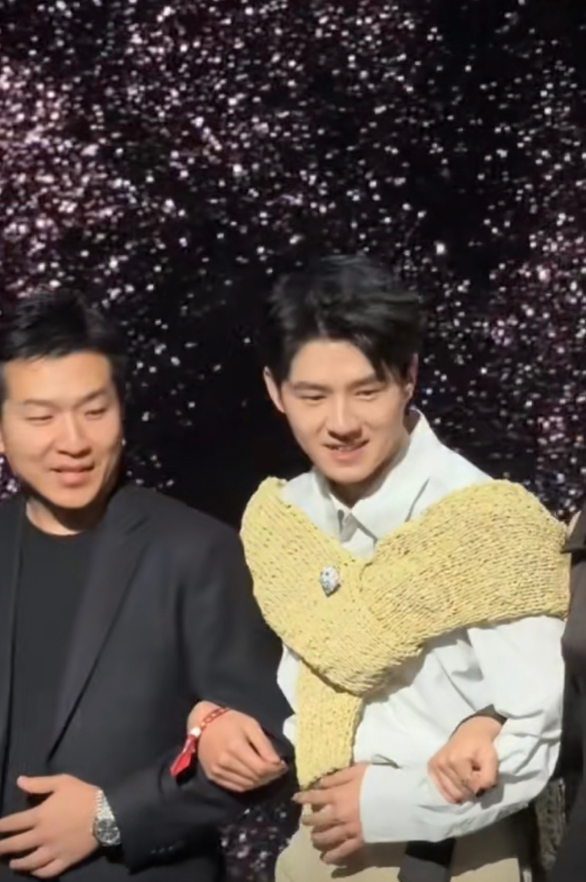 微博之夜微博之夜，只有刘昊然听进去了围脖两个字…真的就带着围脖水灵灵来了，好萌啊