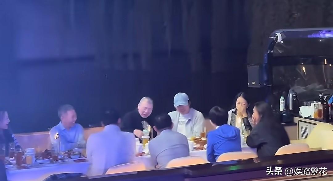近日，有网友拍到冯小刚坐豪华游艇深夜聚餐画面。一身黑色短袖，稳坐长桌中间，手里端