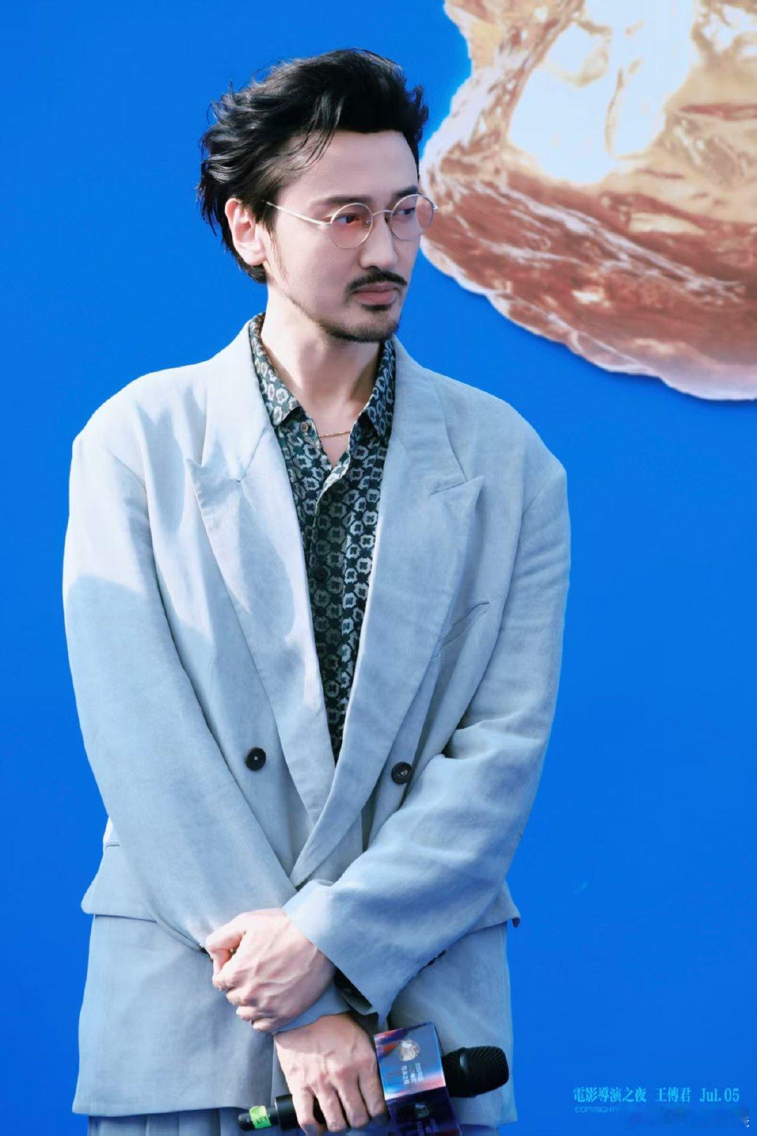 王传君鞠躬式饭撒获赞 很多明星饭撒偏爱比心挥手，王传君另辟蹊径，用鞠躬回应粉丝。