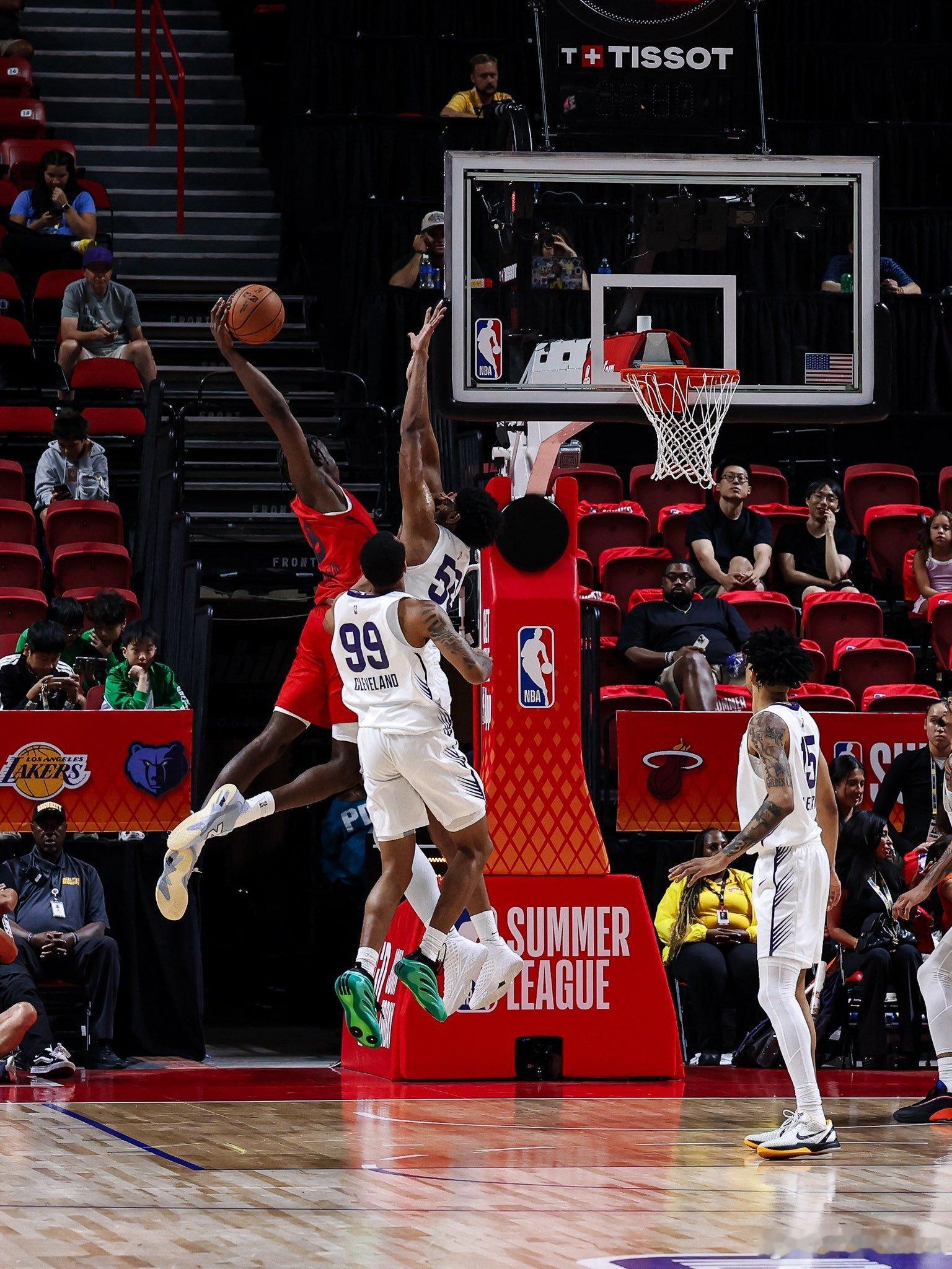 今天凯莱布·威尔逊这记扣篮的视觉冲击力太强了！威尔逊是今年NBA选秀大会公牛用首