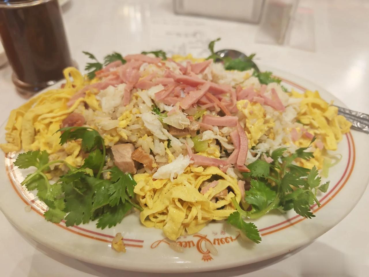 一个炒饭，一个蟹黄汤
送了个黄瓜🥒
印度尼西亚的中餐厅
整个餐厅找不到两个人会
