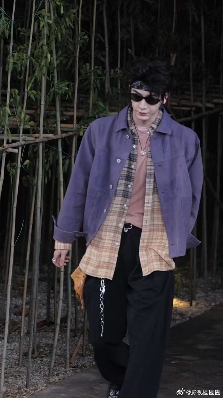 张凌赫今天是道明寺 连发呆的样子都透着满满的苏感，这种浑然天成的魅力太迷人了张凌