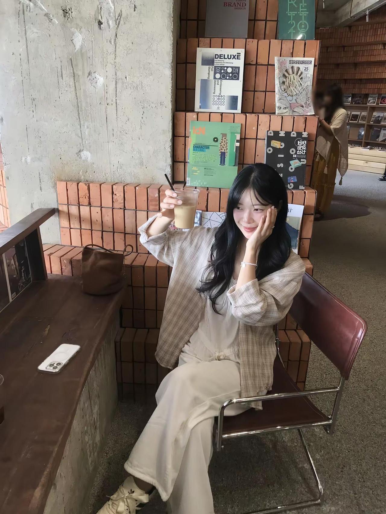 存一些i人拍照姿势。阴天☁️韩系 ins 拍照姿势