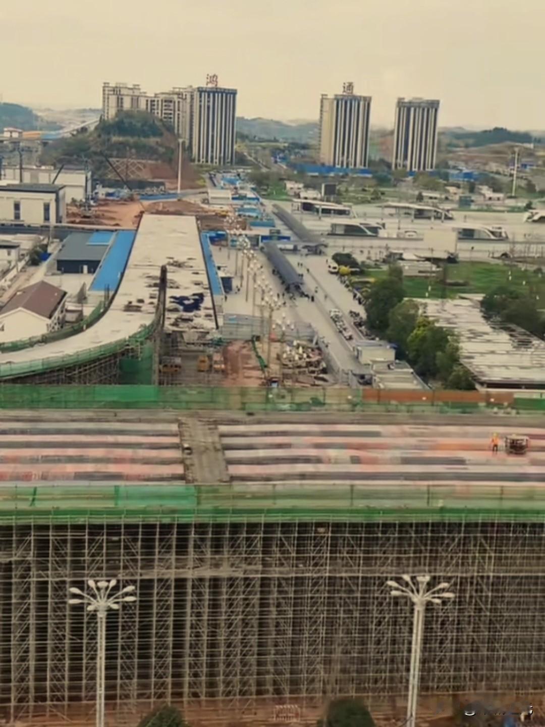 最近南充火车北站高新大道跨线桥建设工程有新动静啦！目前，桥梁的主体结构已经基本成