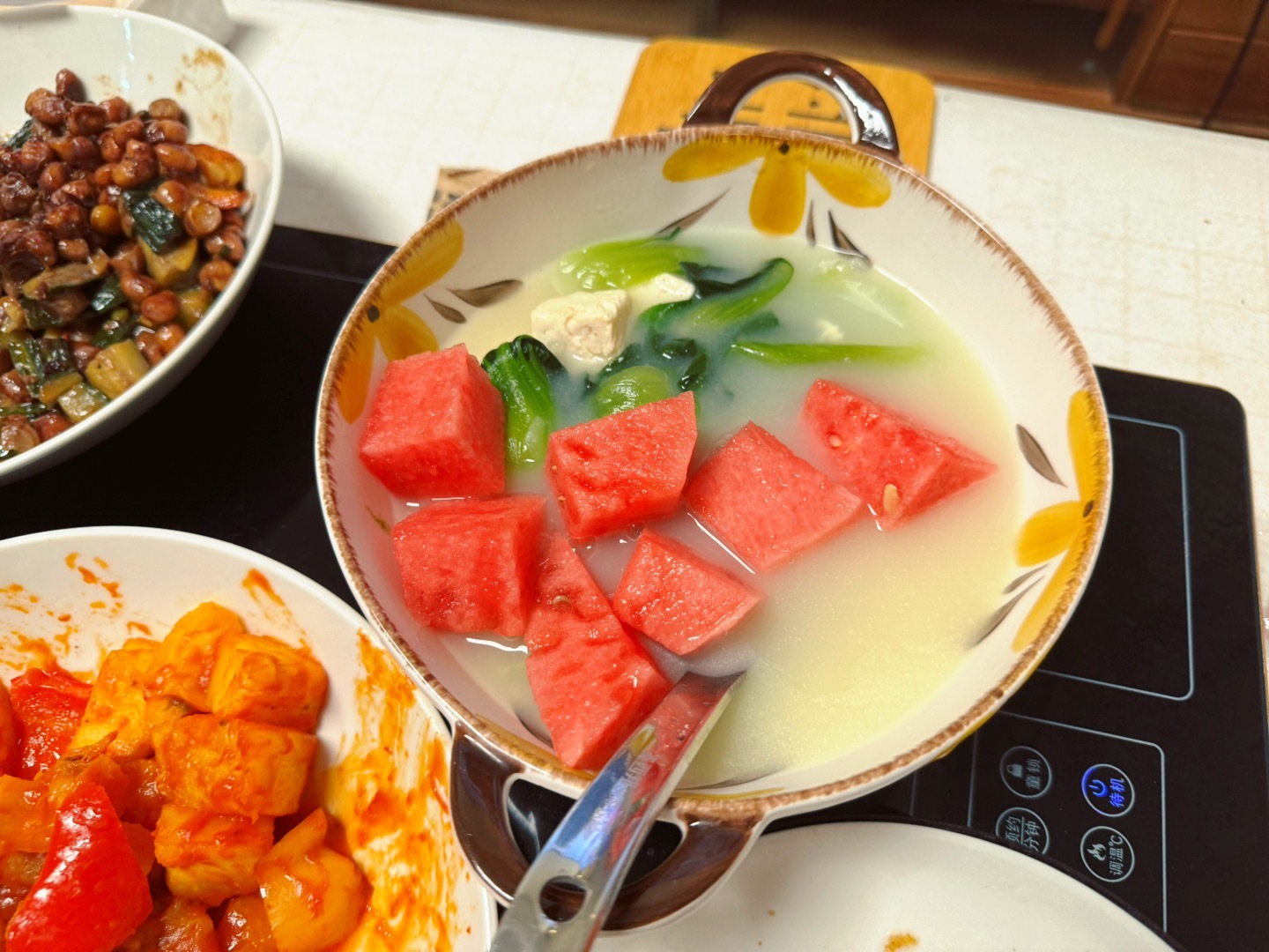 今日趣图：吃晚饭时不小心把西瓜整个倒进汤里，竟然还挺好看的，就是竹鱼脸色不太好看