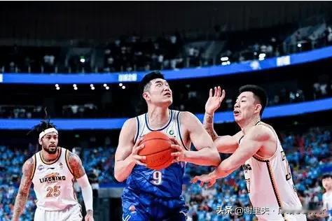 新疆队被翻盘“隐藏的卧底”就是吴冠希无谓的犯规，再加上，第四节低级失误，撞到鄢手