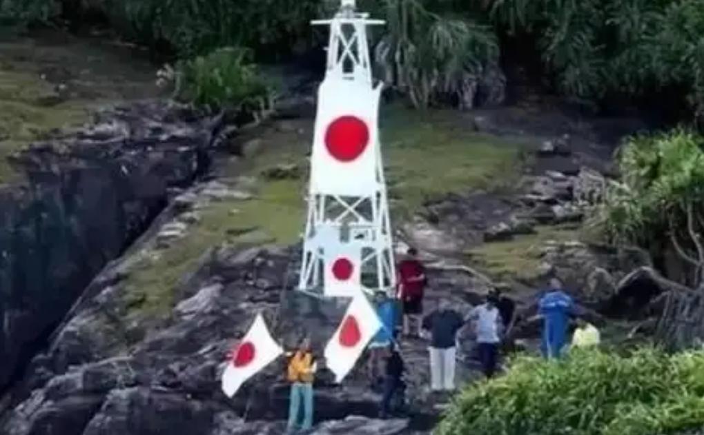 为啥中国眼睁睁看着岛上的日本灯塔，却不派人拆掉？

答案就一个：这破塔是《美日安