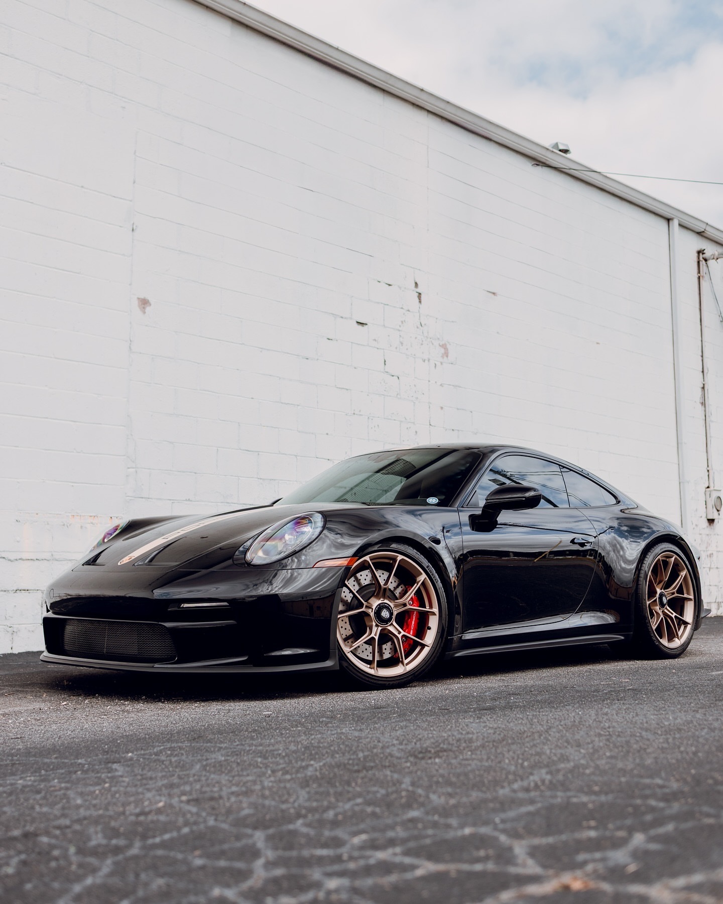 一辆黑金色的992.1 911 GT3 Touring看起来恰到好处。这款车恰好