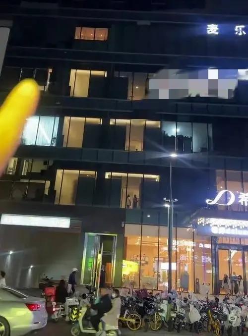 女人吐槽商场女厕所窗户透明，男厕所窗户磨砂，违法吗？

一位女性市民通过社交媒体