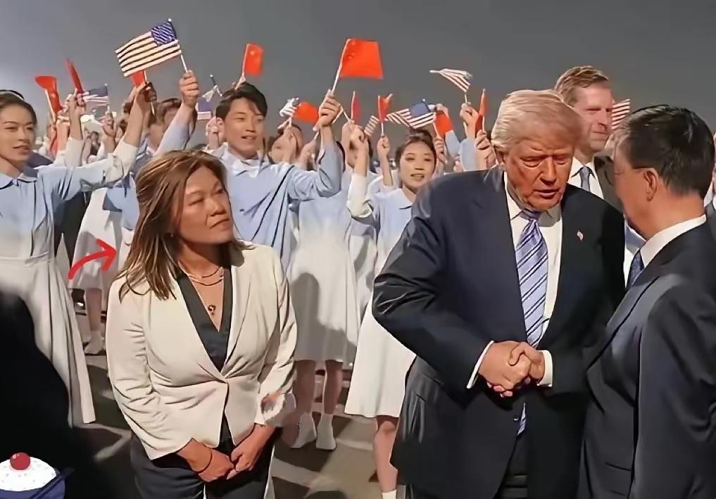 特朗普的新女翻译，她是谁？我想应该是位才女吧，长相太平凡了。我估计，应该有两把刷