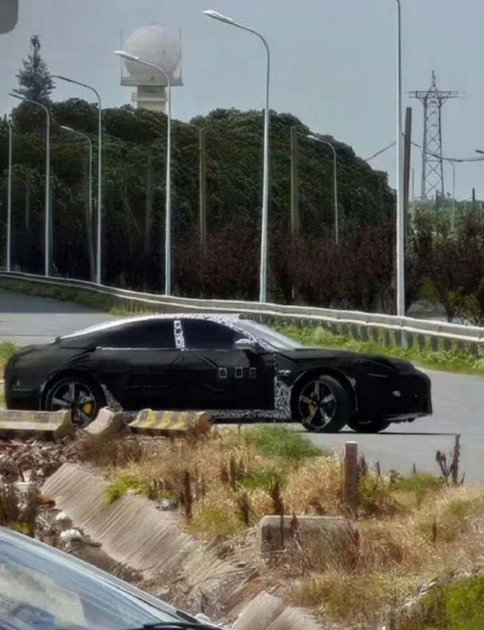 小米8款新车商标曝光从这个尺寸来看，大概率是定位行政豪华旗舰了，蛮期待的 ​​​