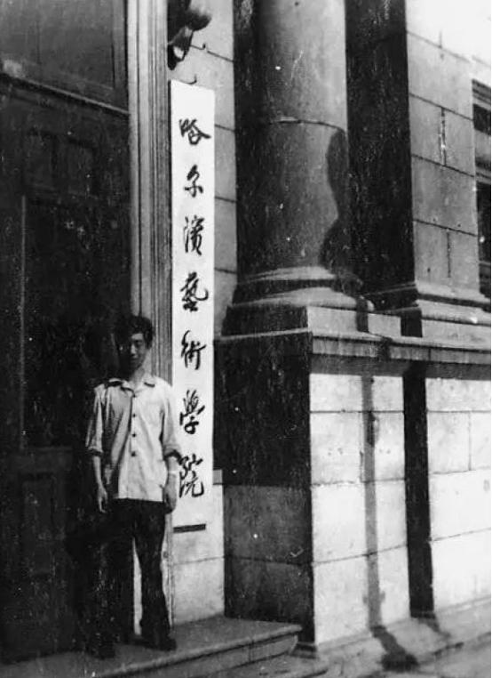 1983年，杨洁导演在录音室，突然听到一段很奇葩的音乐，问，“这谁写的，就用这个