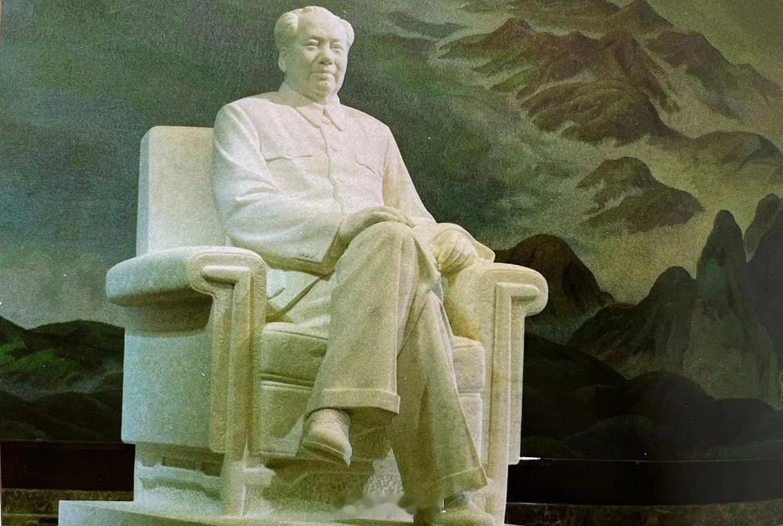 看到一篇文章，说纪念堂的教员雕像完成后，存在一些分歧，有人认为坐姿与和谐可亲的表