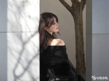 徐梦洁对镜子演练自我介绍徐梦洁也太接地气了吧！对着镜子练自我介绍时，连刘海乱了都