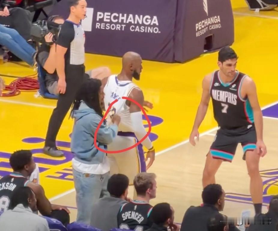 拉住詹姆斯球衣！莫兰特场下“送助攻”！

今天湖人战胜灰熊的比赛，莫兰特因伤没有