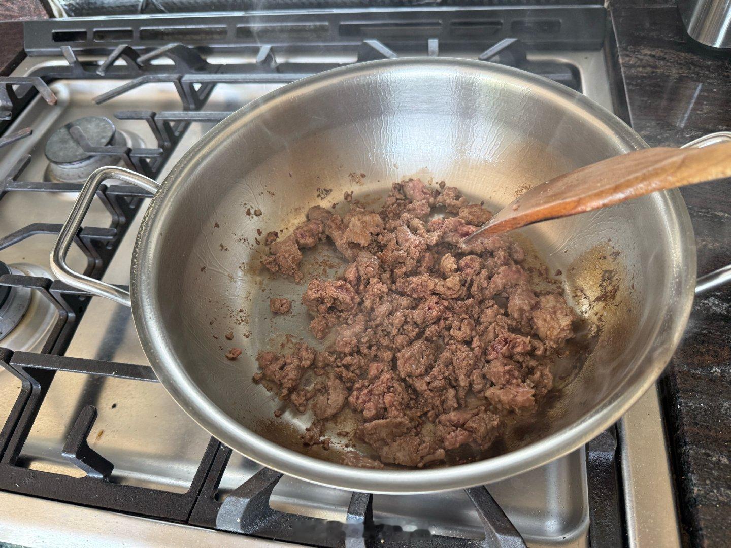 给我娃煮一锅博洛尼亚肉酱。一点点橄榄油炒牛肉末，牛肉本身会出油，所以为了热量不要