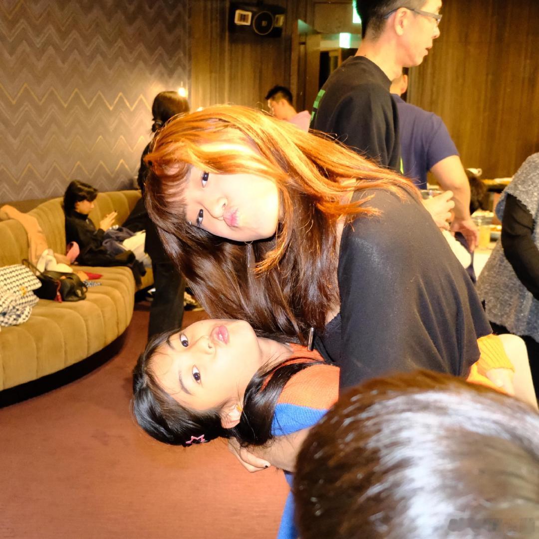 贾静雯三个女儿近照贾静雯三个女儿全员出镜，从奶娃到少女变化超大，姐妹间打闹贴贴的