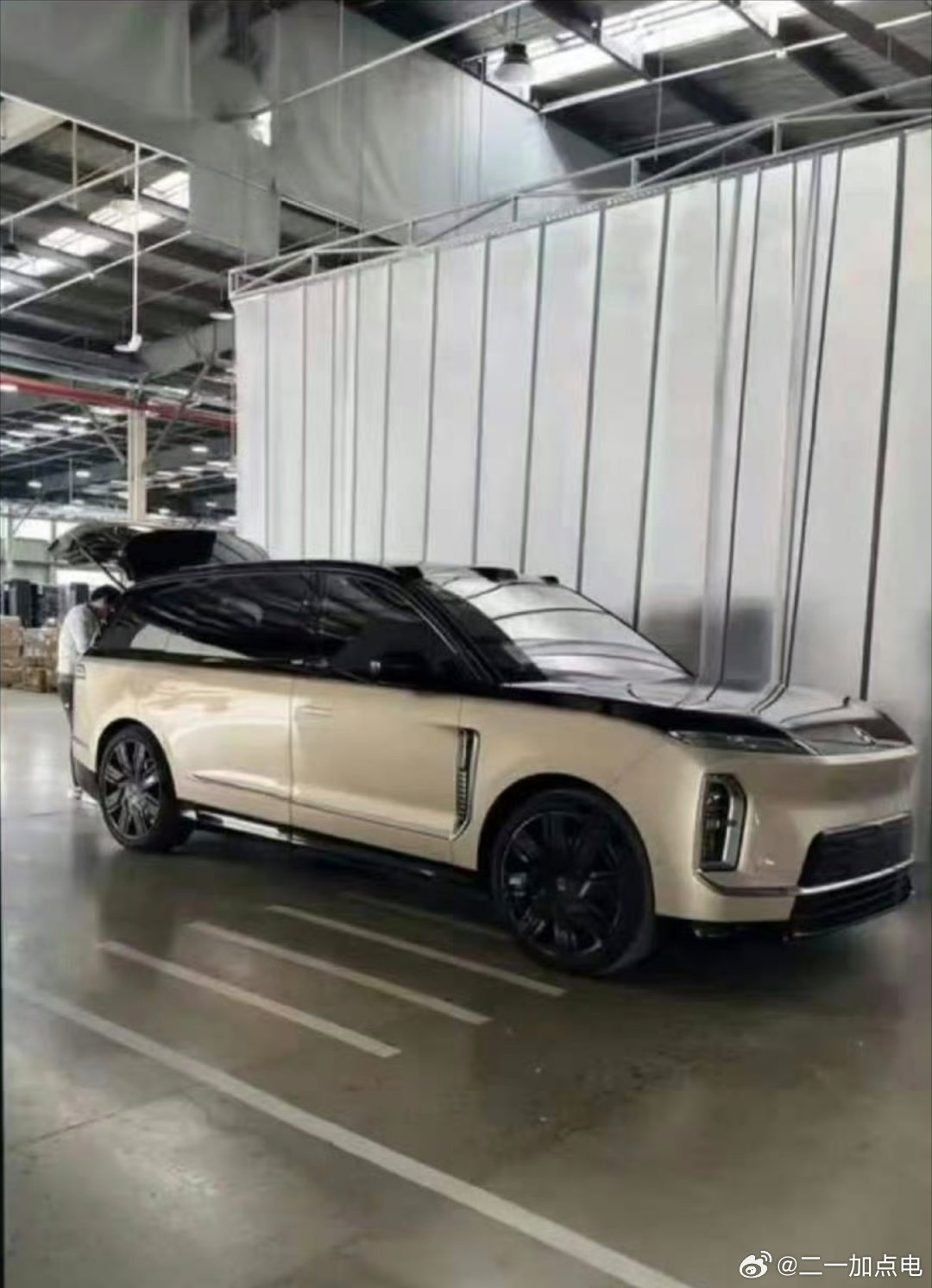 双拼色es9，返璞归真的用上了一代设计用的比较多的镀铬饰条，我觉得这个是明智的，