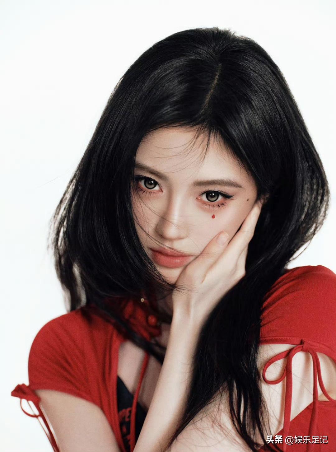 鞠婧祎这朵带刺的玫瑰美的很有魅力[飞吻]