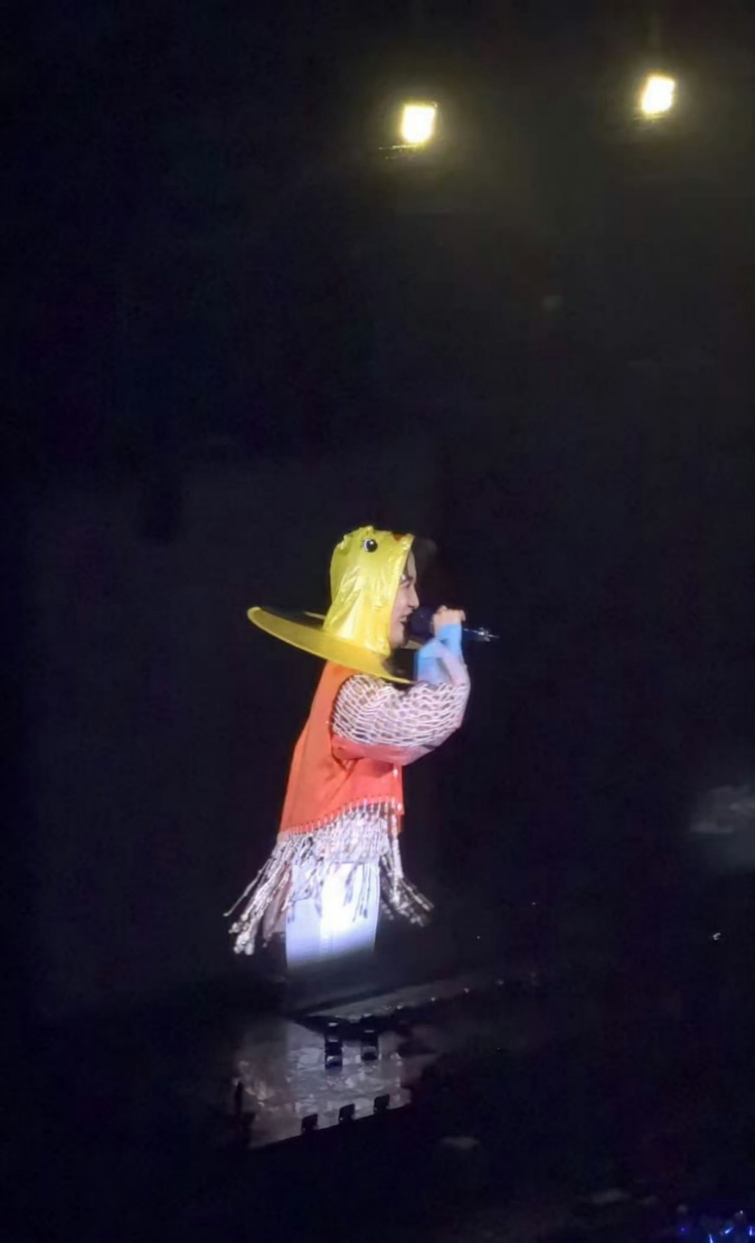 周深让你穿雨衣没让你穿这款，不是周深老师这个雨衣也太抽象了吧[二哈] ​​​