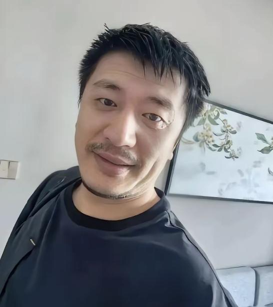 张雪峰去世后，查了张雪峰多年捐款，看完沉默了。给郑大每年50万捐6年共300万，