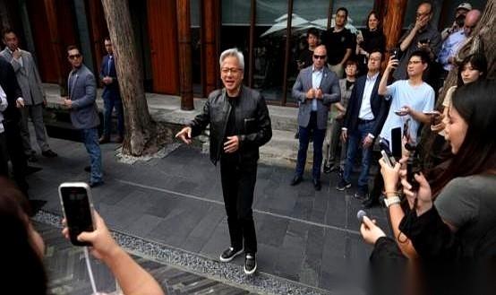 英伟达老板黄仁勋，一年跑了三趟中国，就为了卖他那款算力砍掉八成的H20芯片。
饭