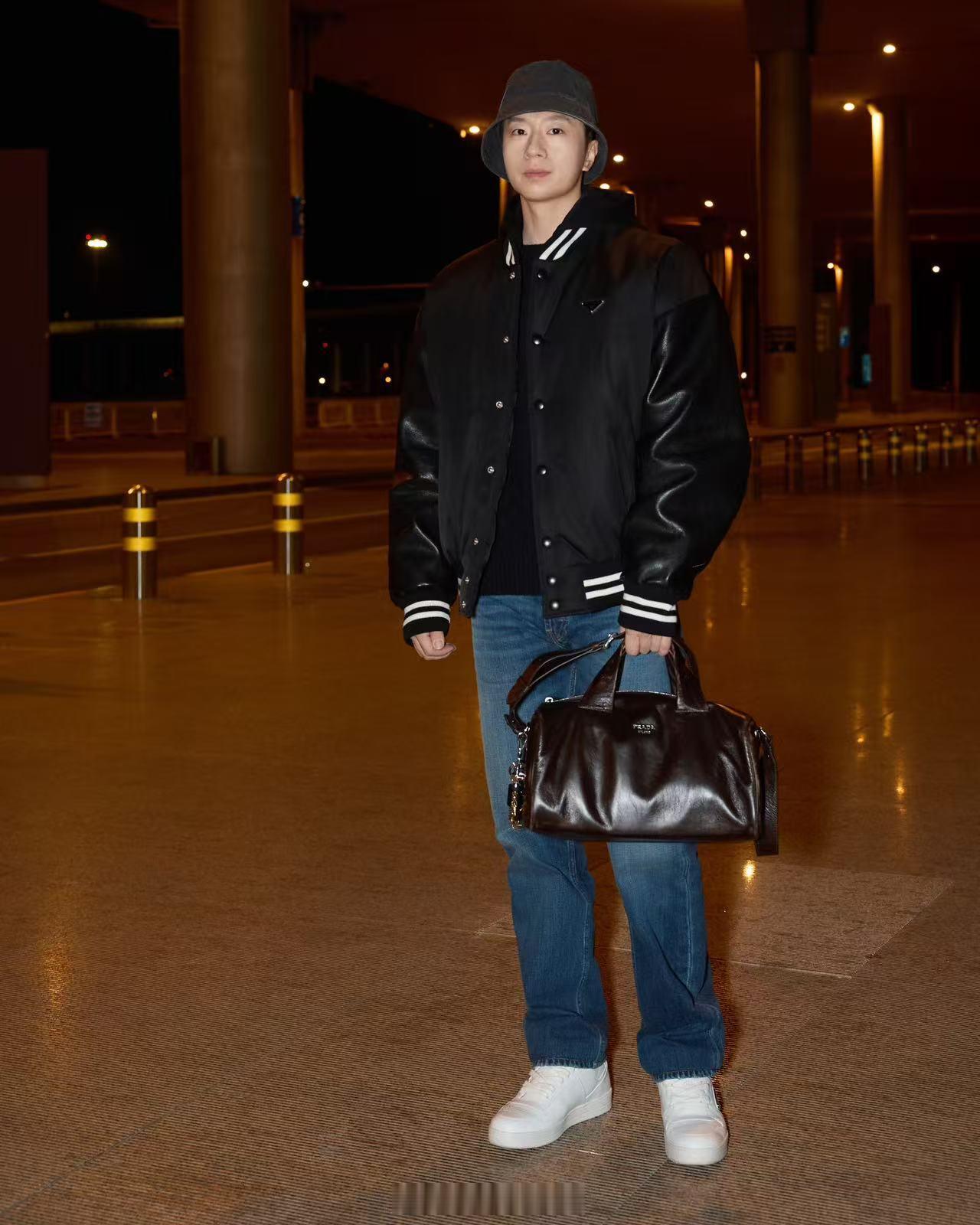 马龙从容街拍 期待米兰！期待看马龙如何用乒乓球世界冠军的步伐，丈量时尚之都的街道