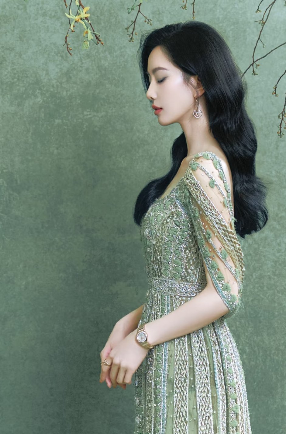不愧是刘诗诗，绿色裙子也太美啦[送花花][送花花] ​​​
