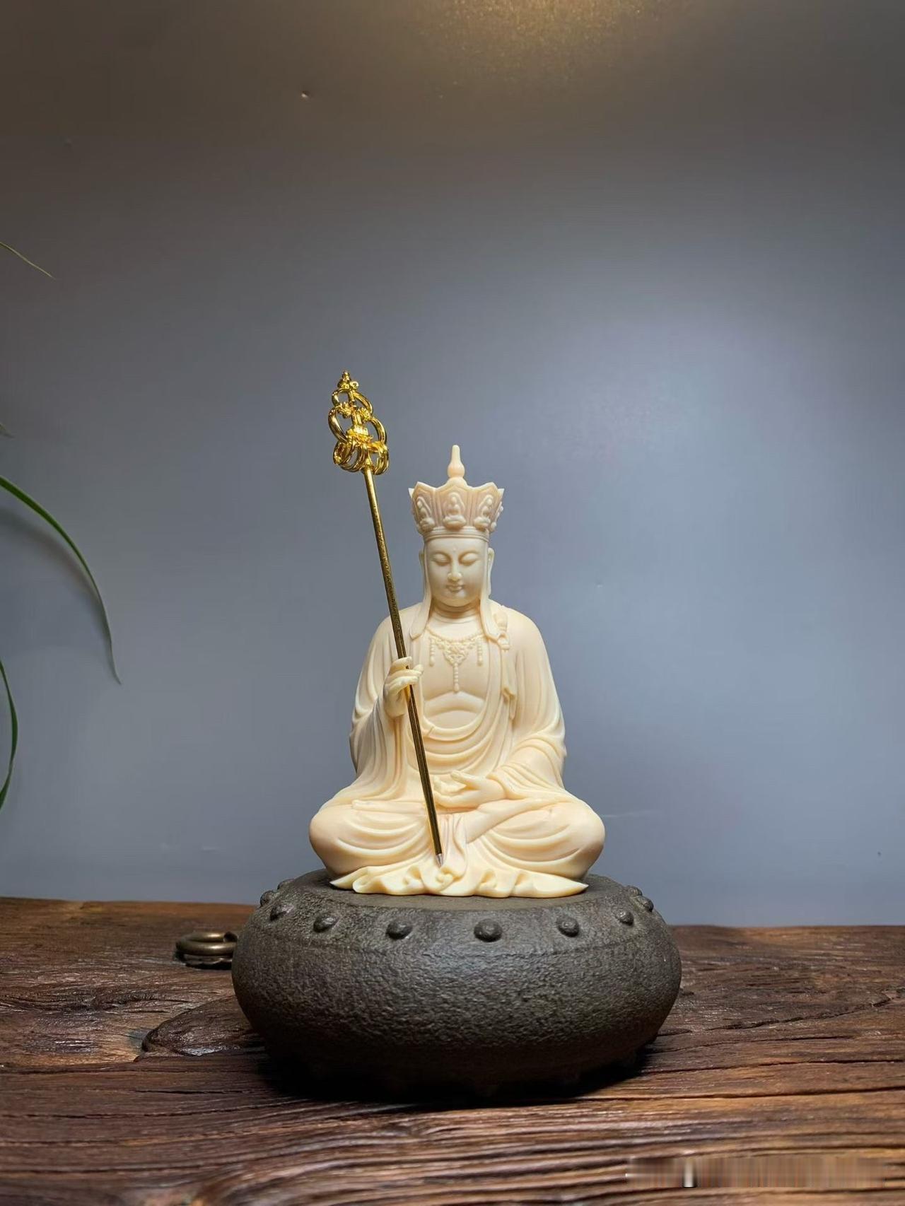 地藏王菩萨。

有些造像，看的是雕工。

而有些，看久了，会让人心慢慢静下来。