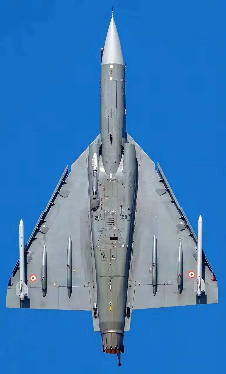 光辉战机的肚皮和背面的高清图，这设计漂亮吧？天鹅脖子+三角翼。

无尾三角翼的缺