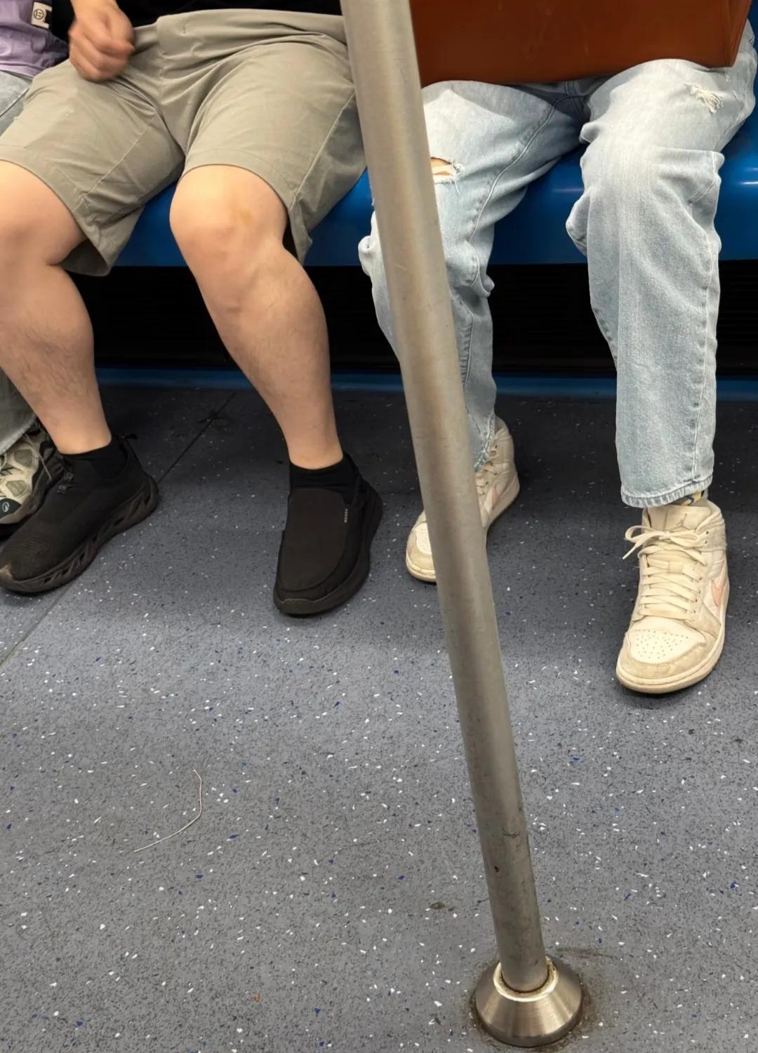 地铁里发现这哥们儿鞋子穿错了，要不要提醒他？