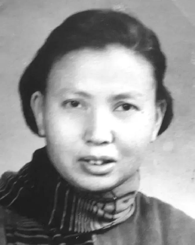 1941年，21岁的新四军女战士莫林被俘后，敌人问她认不认识莫林和顾斌。她张口就