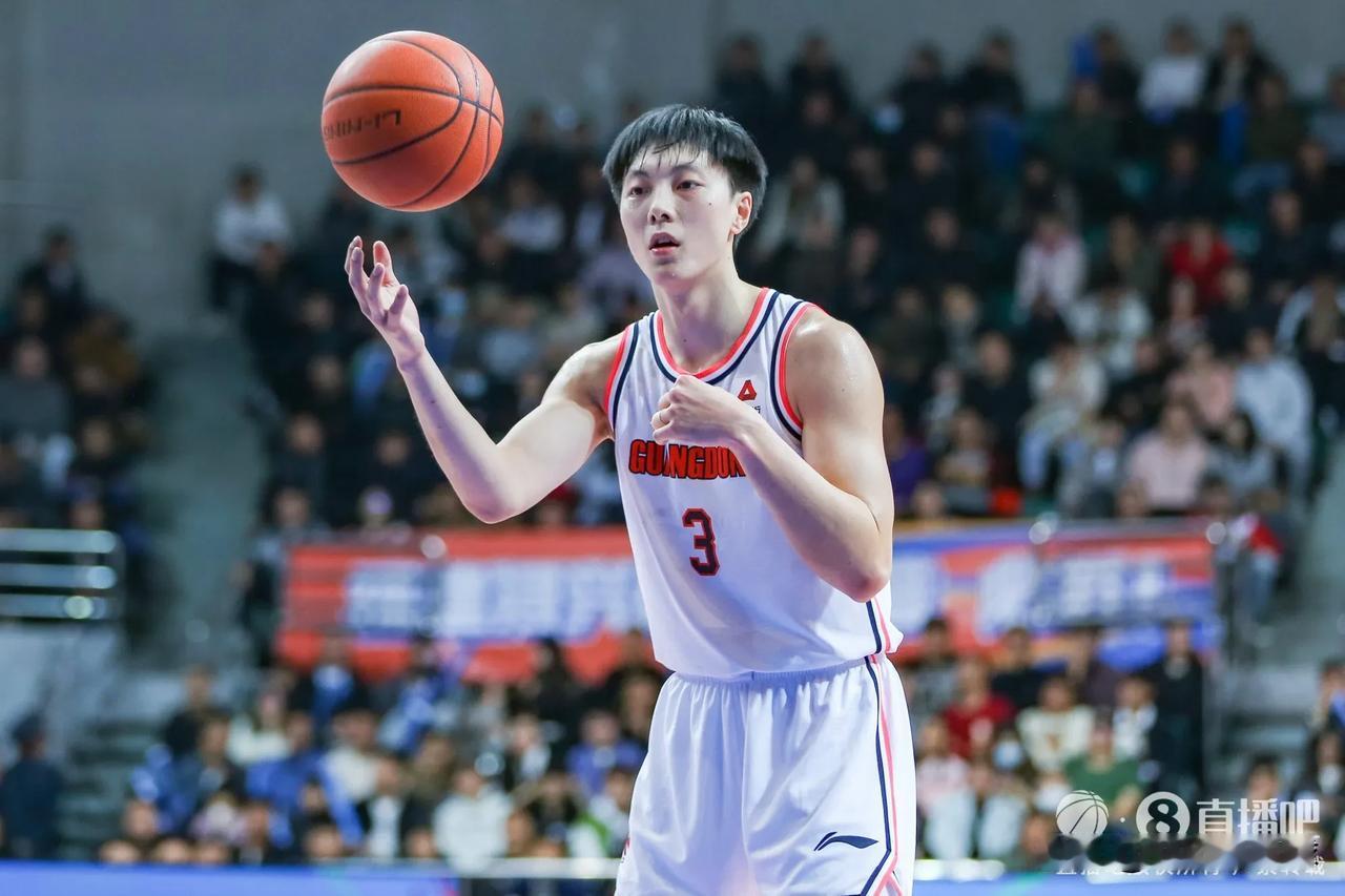 广东男篮对阵新疆男篮的上半场比赛战罢，广东男篮以44-54落后。首节比赛广东全队